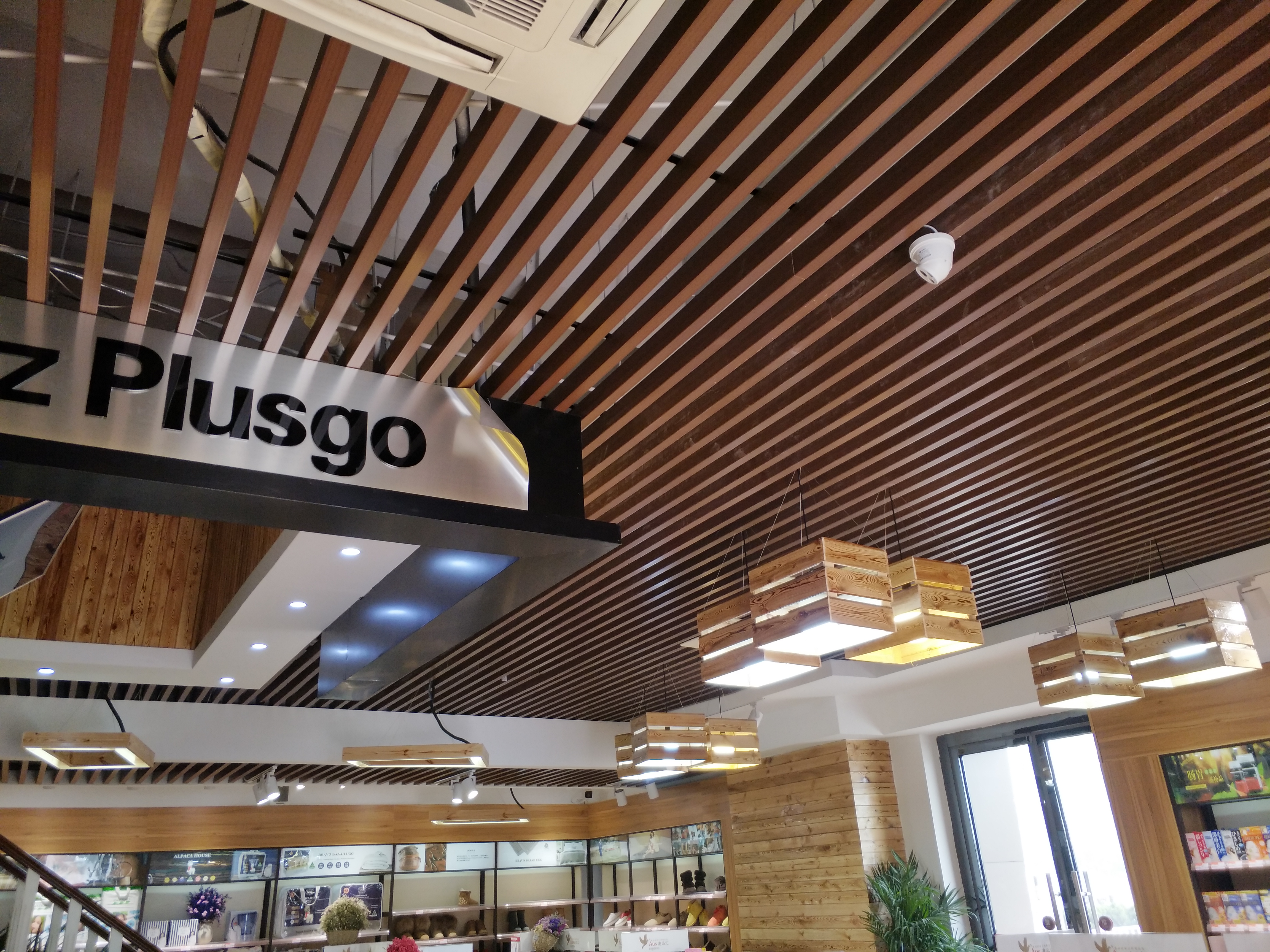 铝方通吊顶和生态木吊顶,生态木吊顶与铝扣板吊顶的区别