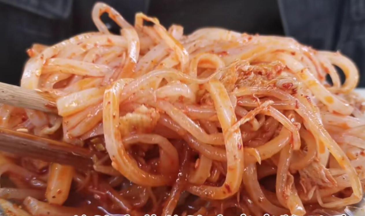 武功大叔咸阳国棉二厂卖凉皮,武功镇七十岁老人卖凉皮