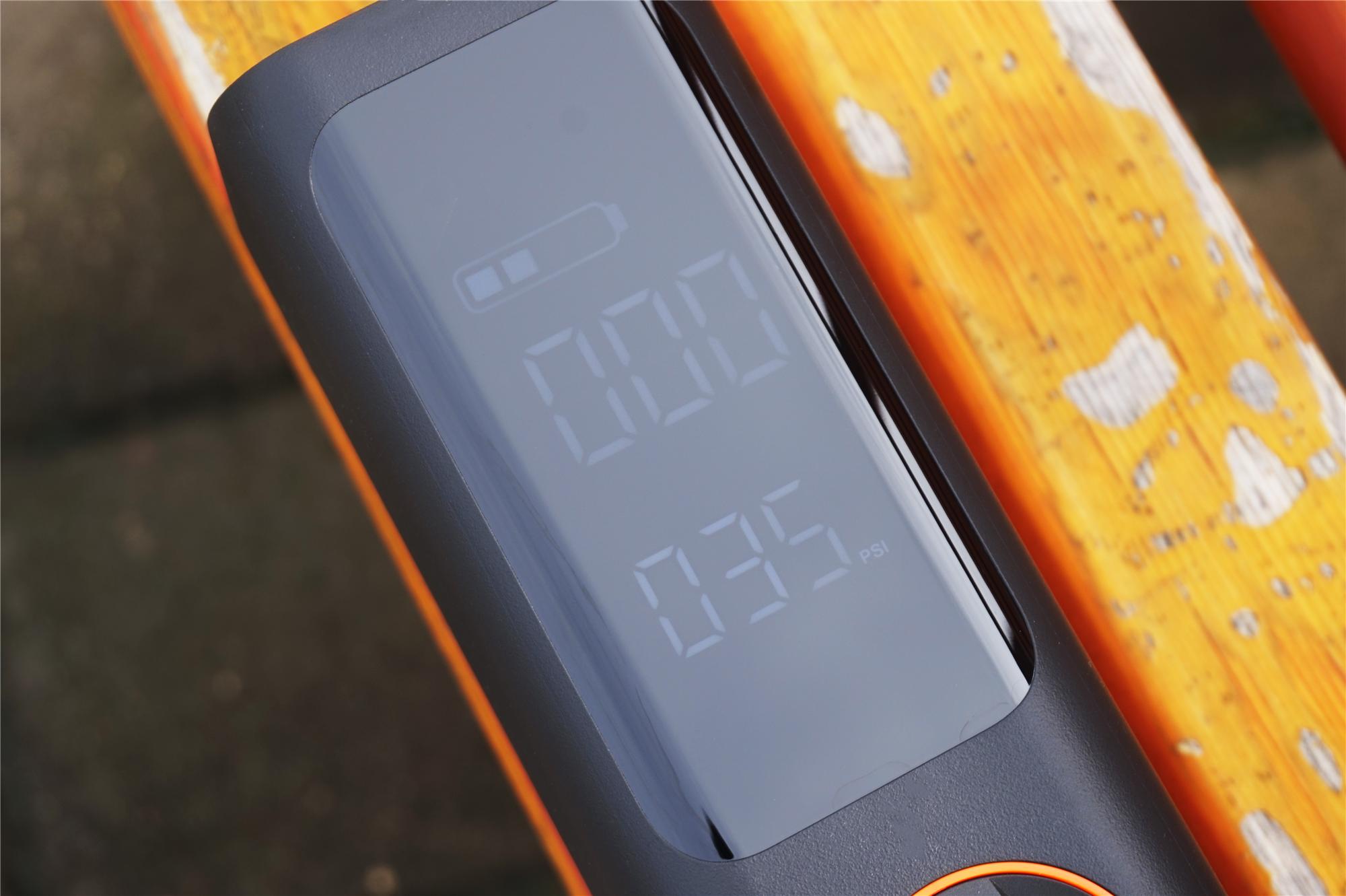 开车遇到轮胎不够气,骑车路过电动车没气帮忙打气