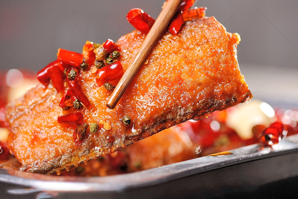 炖鱼后加醋,炖鱼料秘制酱汁