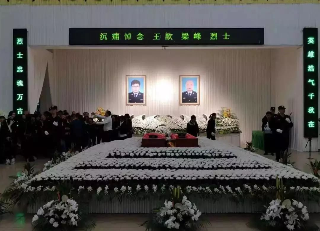 他们与持枪歹徒奋勇搏斗,用血肉之躯挡住了射向群众的*弹霰**