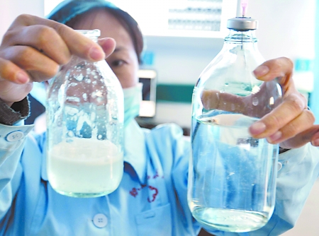 一斤盐倒进一斤水里最终多重,把一斤盐放到一斤水里是二斤吗