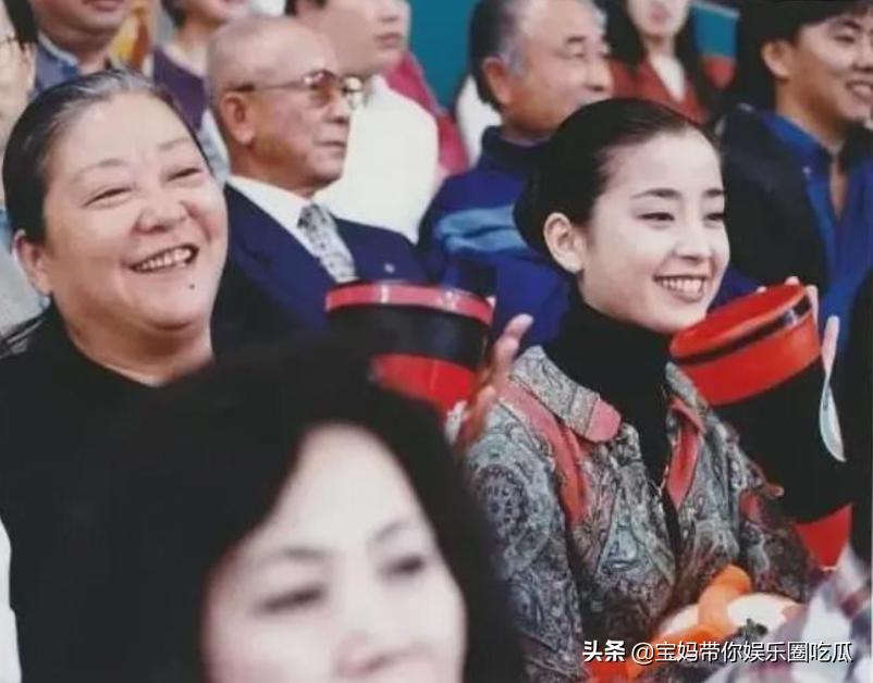 宫泽理惠写真曝光,宫泽理惠被拍穿宽松裙装上街