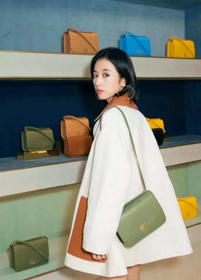 三里屯偶遇大幂幂,杨幂和闺蜜在三里屯逛街遭搭讪