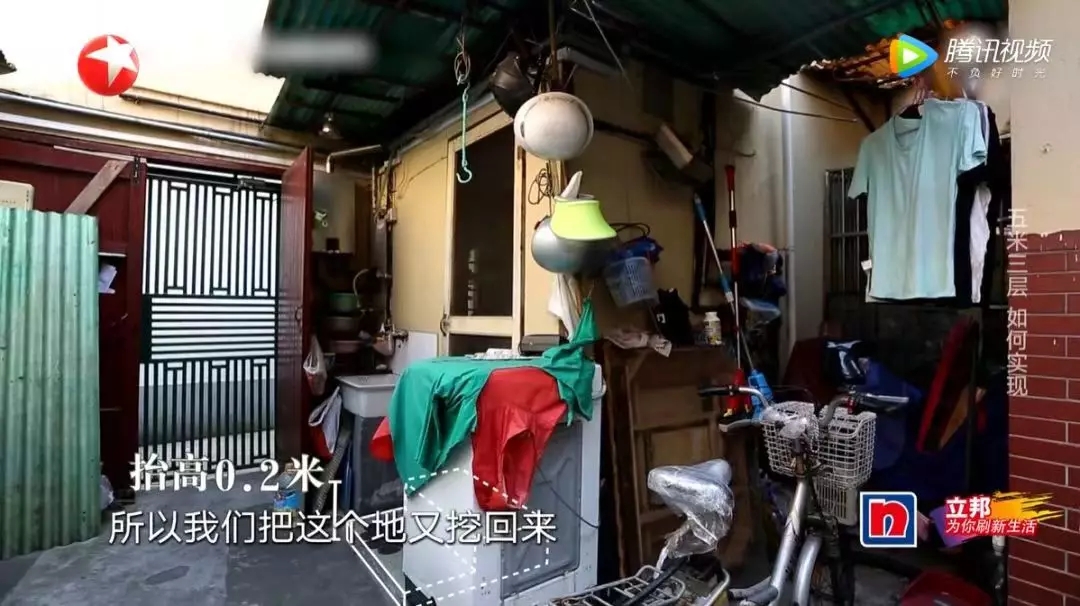 上海11㎡蜗牛窝住两代人,睡觉腿伸不直站着头碰天花板,还住30年