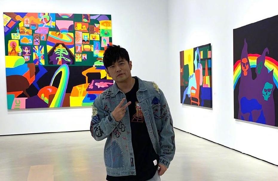 周杰伦比赛也不忘耍帅,周杰伦通宵带队友疯狂冲上王者