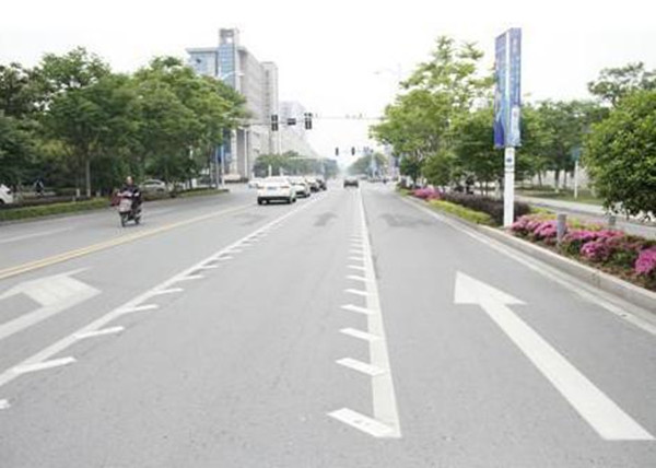 锯齿车道怎么样才违章,开车看到锯齿车道怎么处罚