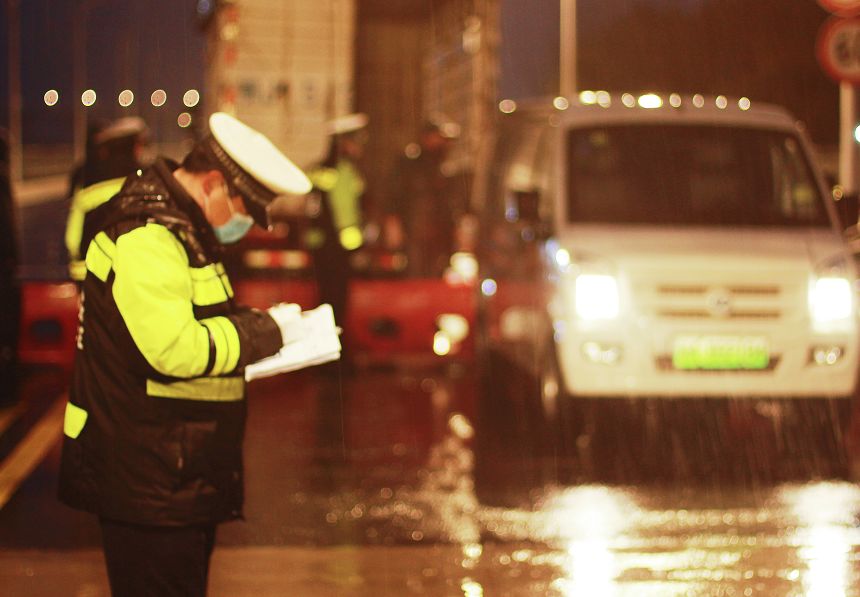 湖北方向来辆救护车双胞胎病危，九江交警请示后护送到医院