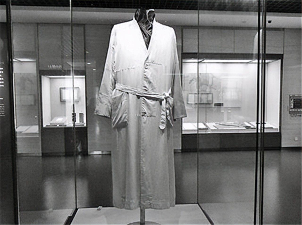 毛主席的旧鞋,鞋匠都不愿意再补:“这鞋都这么破了还补什么?”