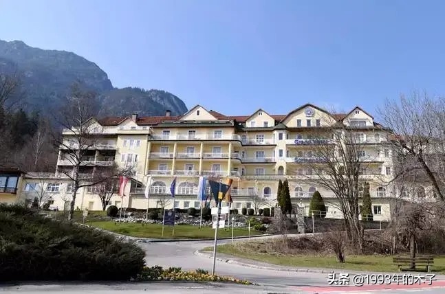 异装、纳妾、给宠物狗册封空军元帅,泰国国王究竟有多荒唐?