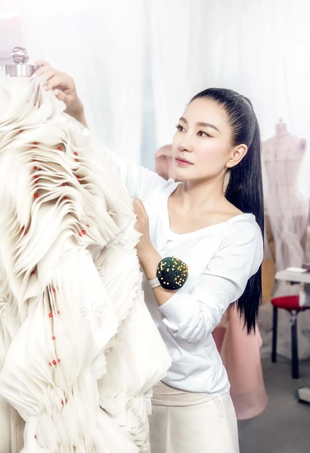 兰公子变身“巧手神探”百乐门老板娘｜纸上刺绣，别具匠心