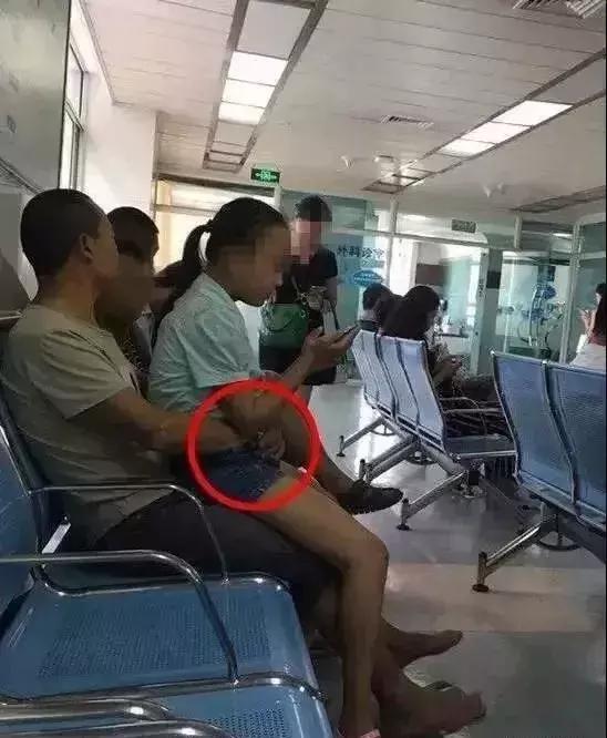 爸爸舌吻女儿,共同洗澡,还说:女儿的身体就是我的身体?!