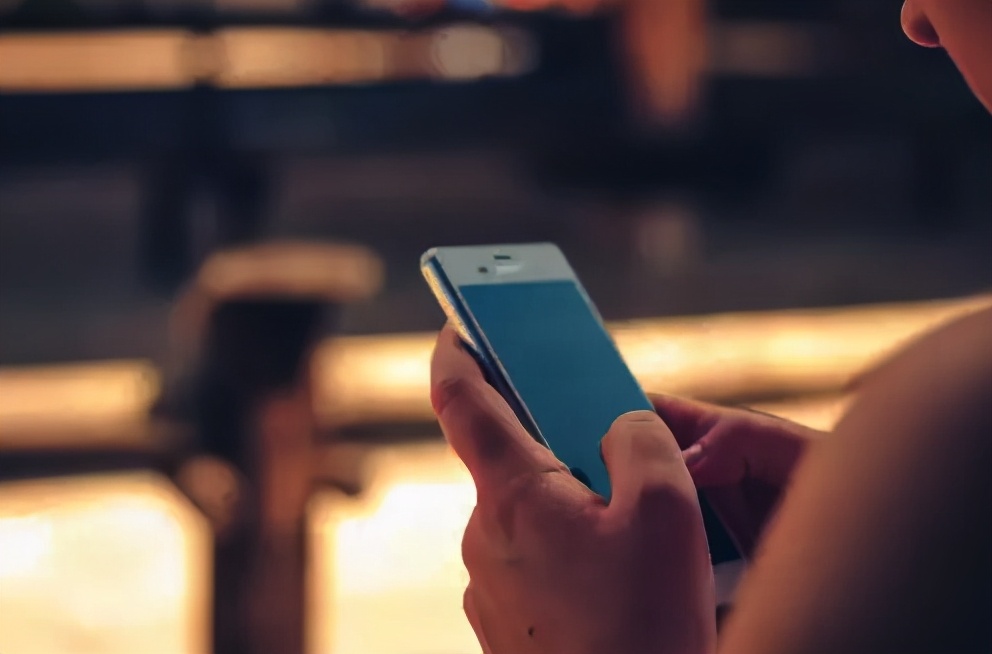 小学生摩斯密码聊天火了,小学生上课敲摩斯密码被老师发现