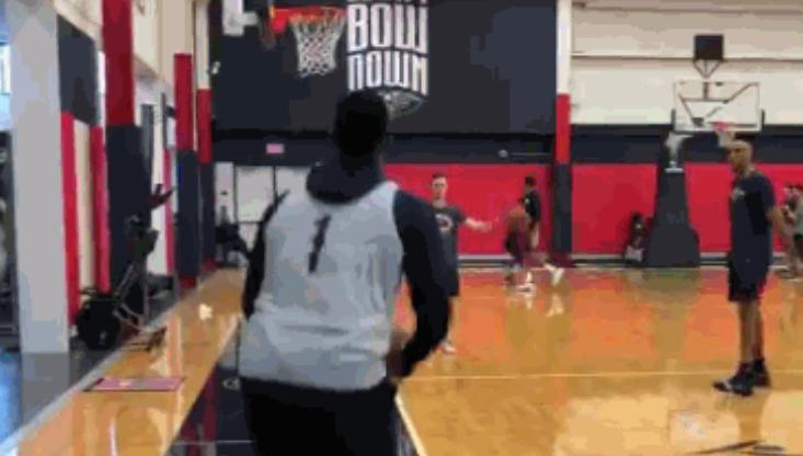 12连败也得有圣诞礼物！球哥为队友送上定制游戏机，锡安熊抱感谢