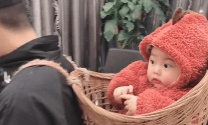 “背篓舅舅”意外走红,带娃搓麻将两不耽误,宝宝的表情太可爱