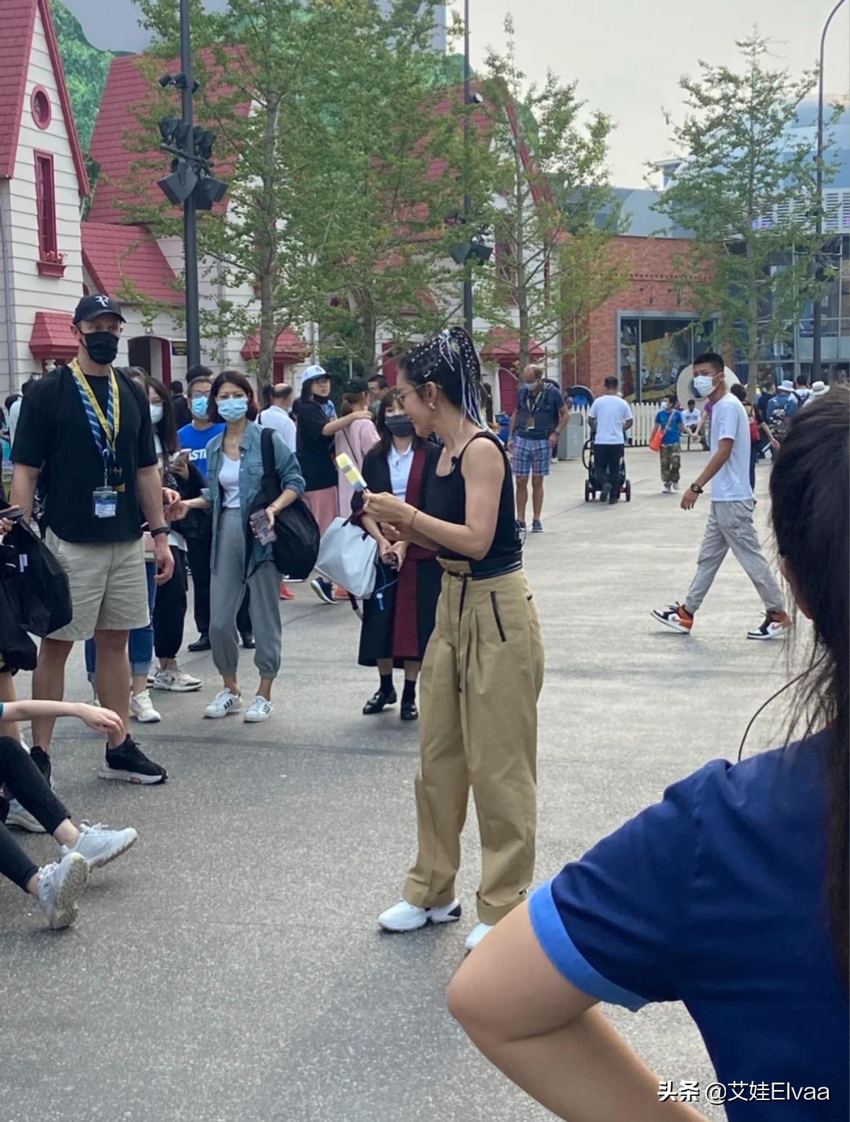 李冰冰环球影城被偶遇，穿背心变胖背厚手臂粗，这打扮一看就强势