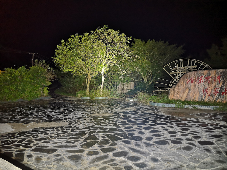 自从拍完这个手电之后,公园里人少了好多