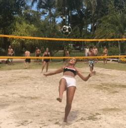 内马尔踢女足,小姐姐踢足球完整视频