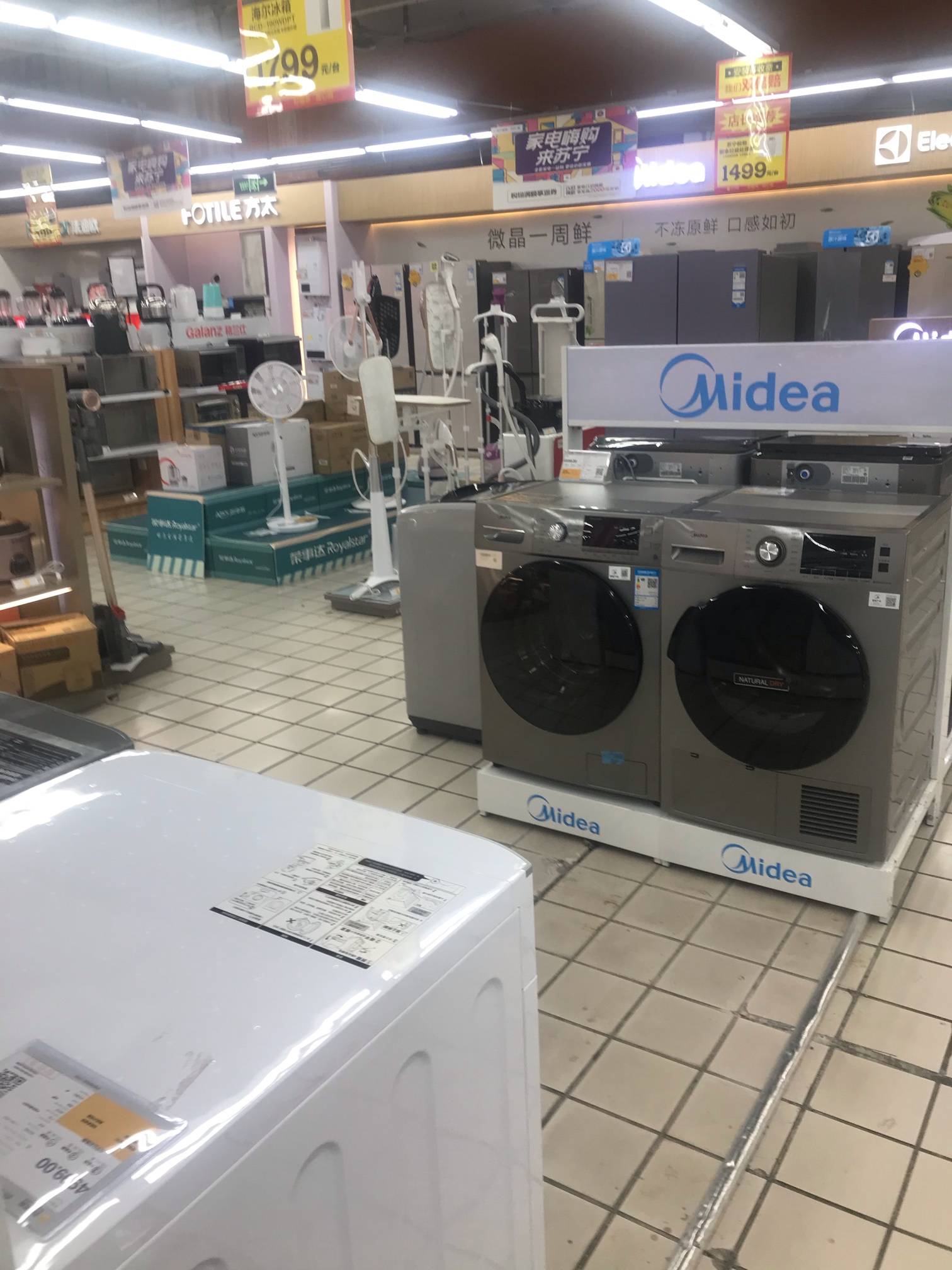 营业员比顾客还多,营业员比客人多