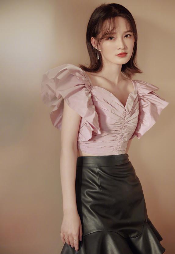 李沁红毯私服穿搭,李沁穿白色蕾丝裙美出新高度