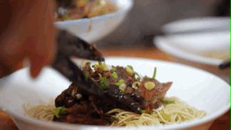 炕锅羊肉面最正宗做法,柴火灶大铁锅炖羊肉