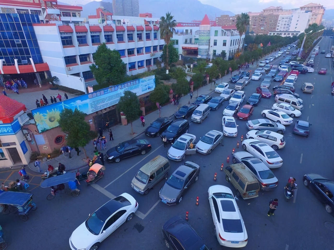 城中村车辆乱停合理的解决办法,城中村乱停乱放车辆怎么处理