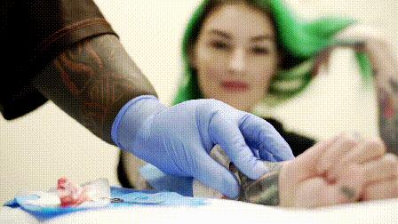 当体内植入芯片成为潮流时又多了一种车门的正确打开方式