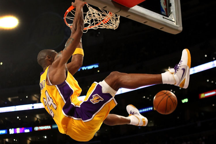 科比zk4季后赛上脚的照片,科比zk4紫金真假对比