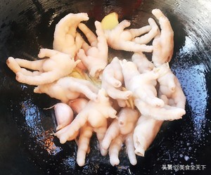 看着电视，吃着自己做出来的卤鸡爪，这种卤鸡爪当零食还不错