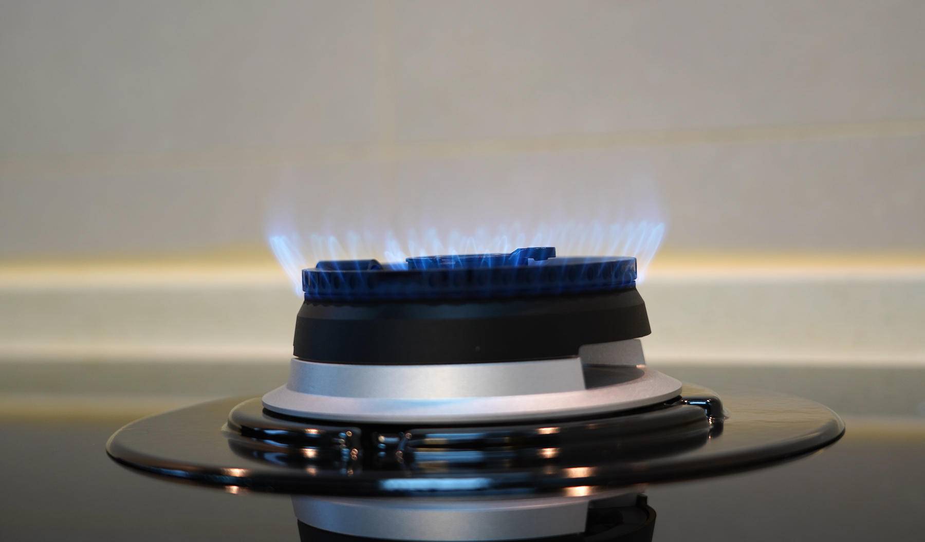 嵌入式燃气灶怎么防油污,嵌入式燃气灶如何选择炉头