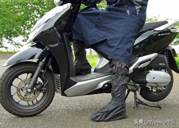 下雨天摩托车必备装备,骑摩托车下雨天必备神器