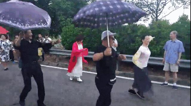 中国大妈们在国外跳广场舞,中国大妈在温哥华商场跳广场舞