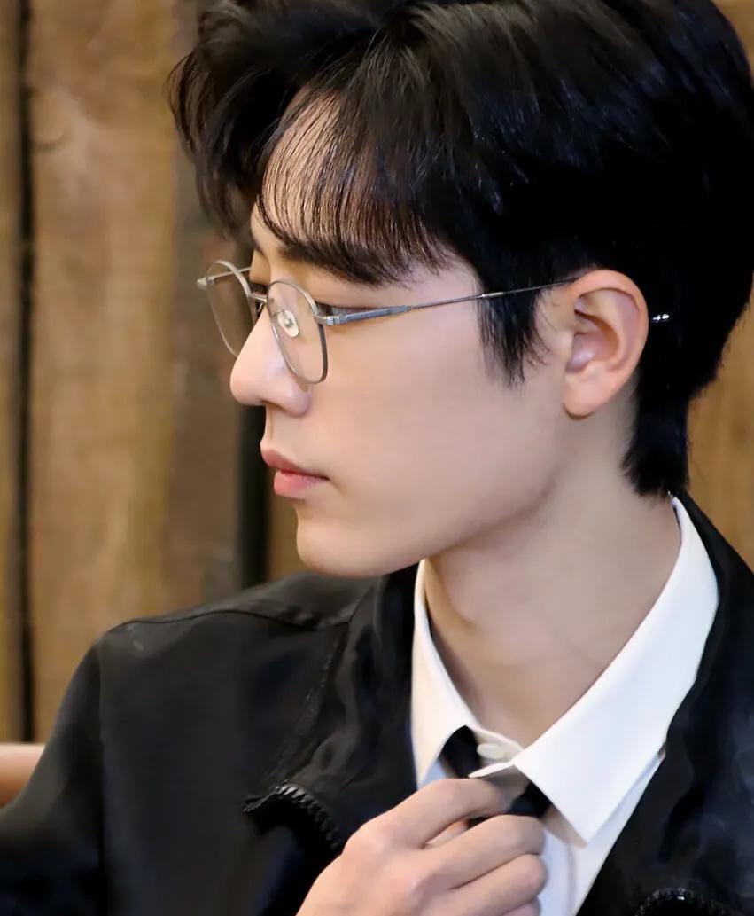 肖战戴金丝边眼镜,肖战金丝边眼镜