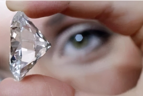 中富婆婆比利时花80万买5克拉白钻,回国一鉴定只值8块?