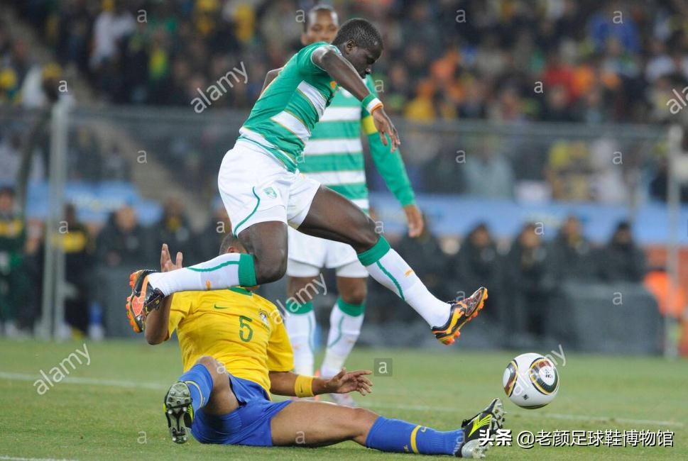 曾经风靡98世界杯的彩色pumaking,如今低调变身成贝莱林小黑鞋