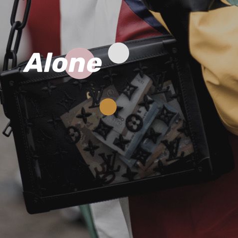 普通包包背腻了,试试“PVC”元素的包包吧,时髦吸睛很高级