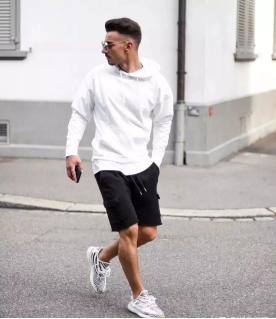 阿云嘎现身机场,184cm像超模身材,卫衣加牛仔裤穿出秀场感觉