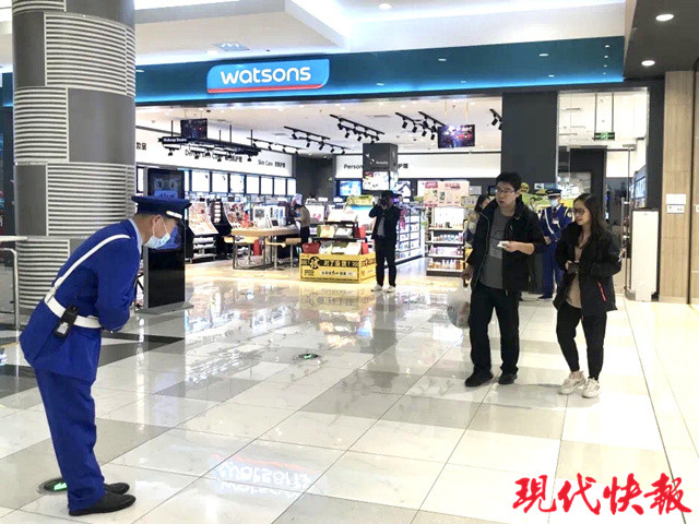 保安每天鞠躬,保安每天鞠躬200次