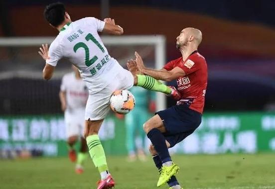 黄海王伟或将永久禁赛?上演断子绝孙脚染红离场,球迷:恶意违规