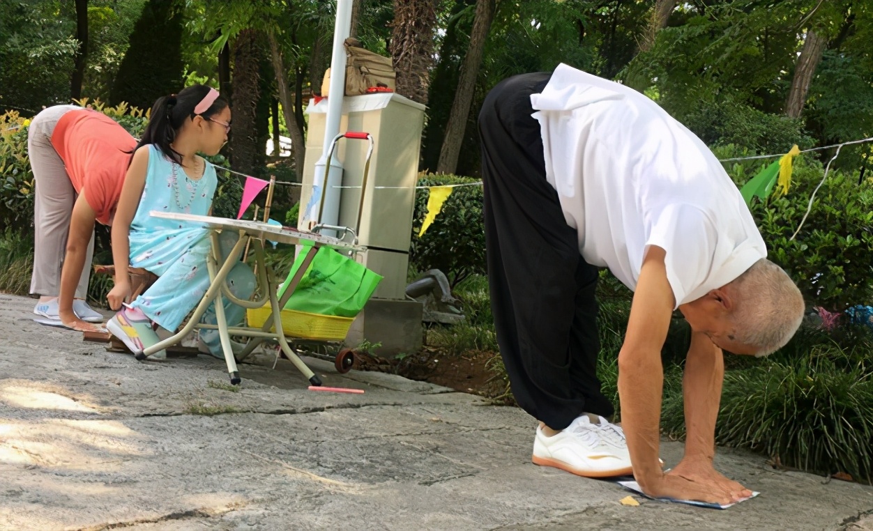 老人对待孙子和外孙子的区别在哪,老人对外孙和孙子一样吗