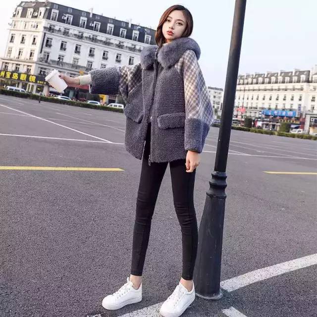 搭配哈伦裤的羽绒服推荐,白色灯芯绒哈伦裤搭羽绒服