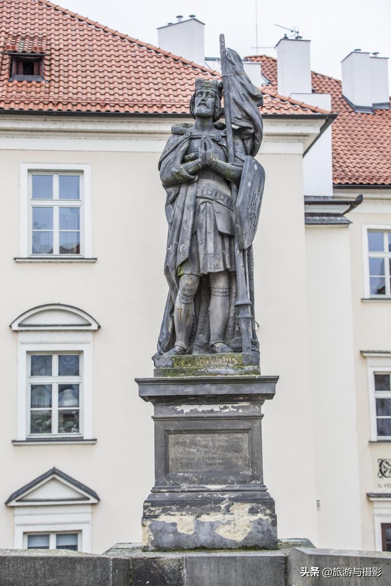 查理大桥雕塑作品介绍 (查理大桥的雕塑)