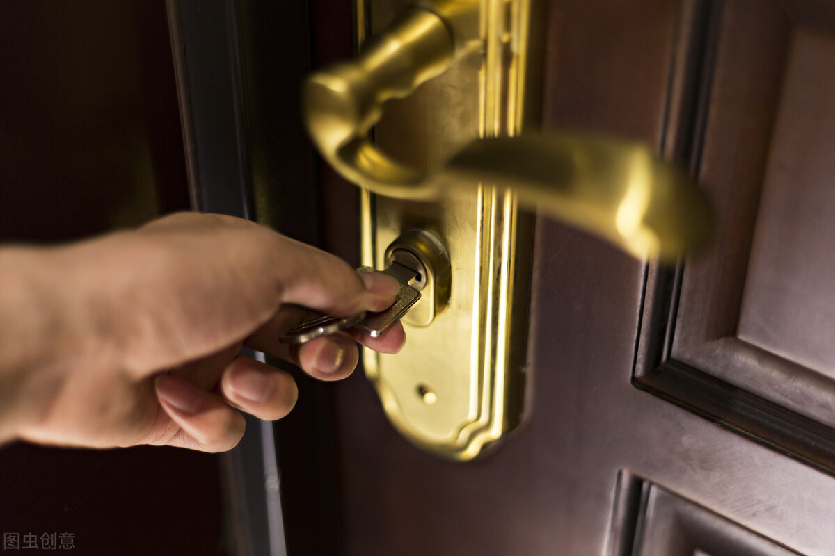 防盗门有异响调节视频,防盗门关门要闭合的时候异响