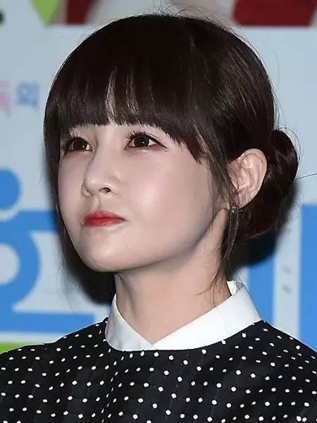 肤色偏黑想化妆成冷白皮怎么办,肤色黑怎么化妆不显老