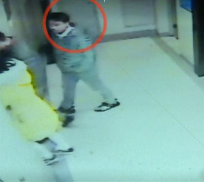 “我在床上衣服都没穿!中介硬闯了进来!”女租客气疯了,对方却说是一出戏