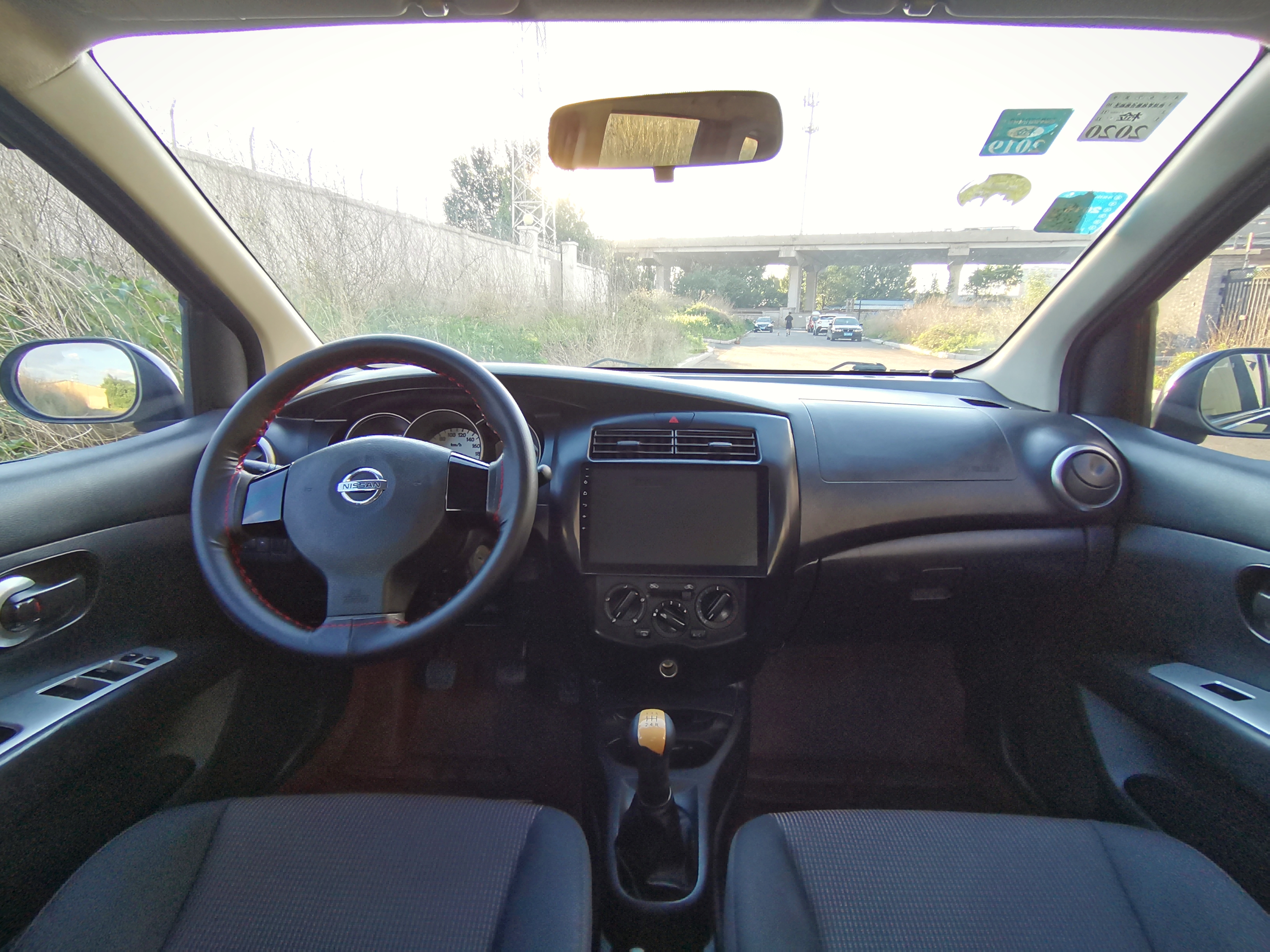 日产小面包车,实用家庭代步车日产骊威