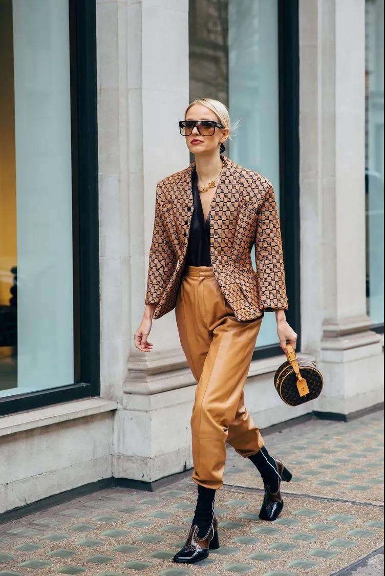 今年最流行穿搭鞋子长筒靴,最新束脚裤穿搭