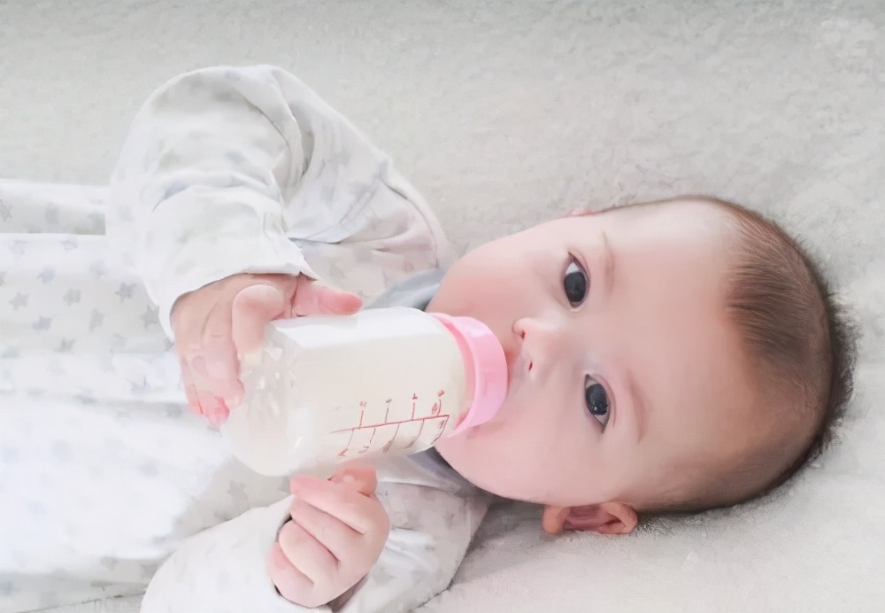 不同月龄的宝宝究竟需要多少睡眠,7-12个月龄宝宝的奶量建议多少