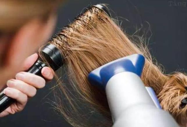 头发干枯毛躁怎么护发,头发很干枯毛躁怎么办用什么护发