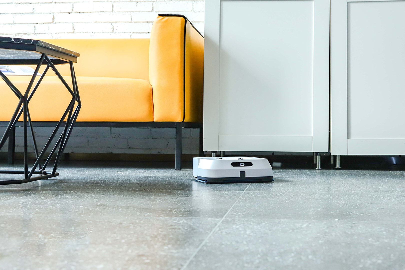 自带眼睛还有嘴，喷水式擦地机器人效果实测